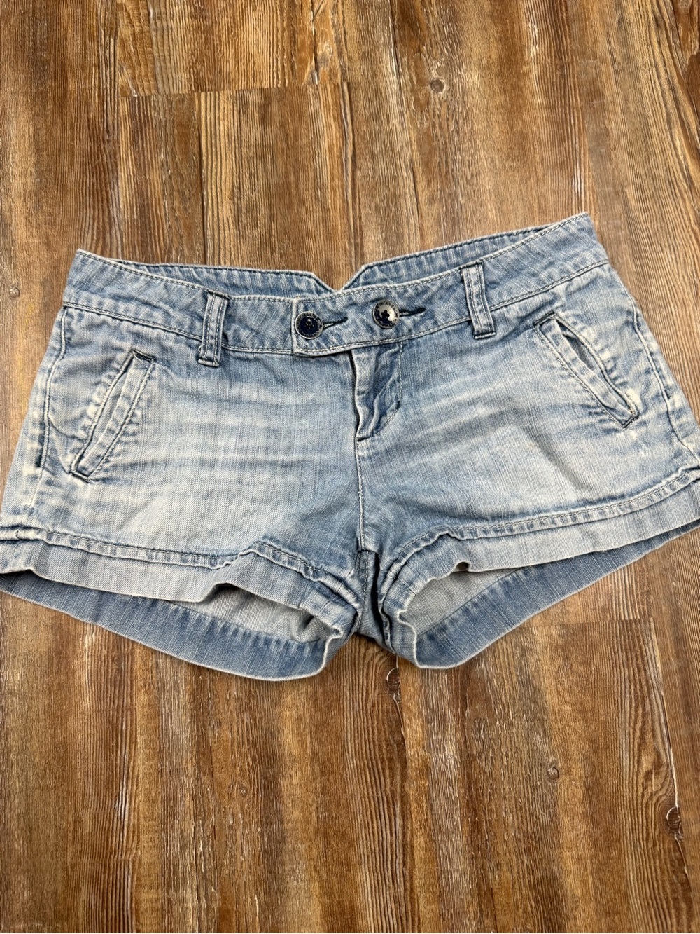 Y2k low rise American eagle Light wash denim shorts with a relaxed fit